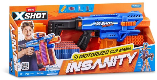 Verpakking van de X-Shot Insanity blaster met op de voorkant een jongen die de blauwe blaster vasthoudt. De blaster heeft twee doorzichtige oranje magazijnen.