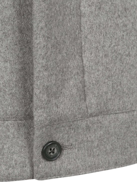 Detail van een grijze bomberjack met een knoopsluiting en geborduurde knoop.