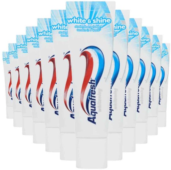 Twaalf tubes Aquafresh White & Shine whitening tandpasta op een witte achtergrond.