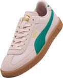 Lichtroze Puma sneaker met groene Puma-streep en gouden logo, op een bruine zool.