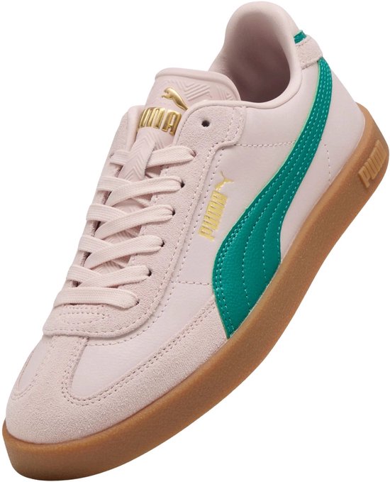 Lichtroze Puma sneaker met groene Puma-streep en gouden logo, op een bruine zool.