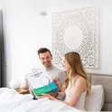 Een man en vrouw met een Mirlux LED make-up spiegel in de slaapkamer.