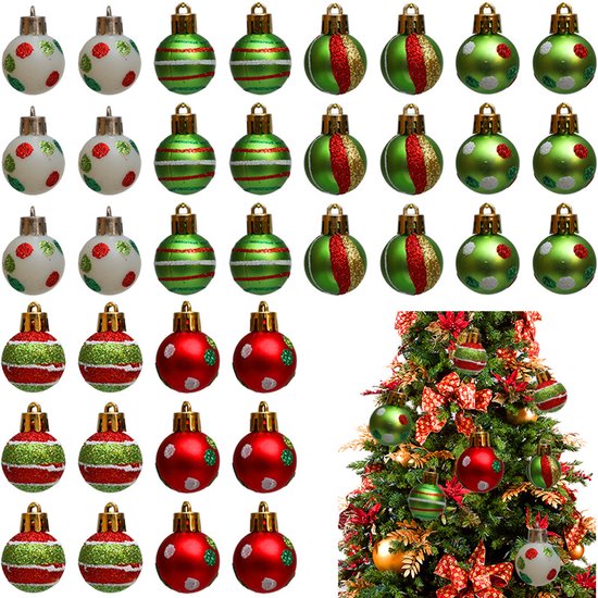 Set van 24 kerstballen met rood, groen en wit patroon, inclusief een versierde kerstboom als voorbeeld.