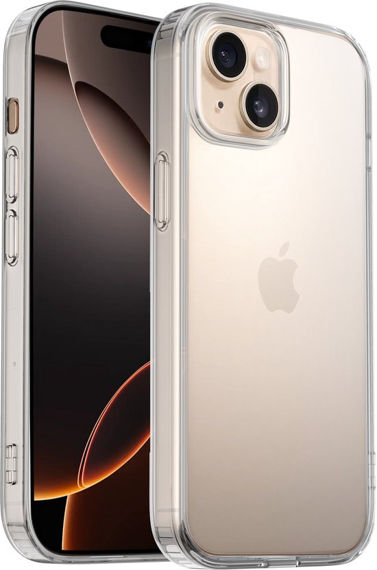 Transparant hoesje om een gouden iPhone 15. De achterkant van de telefoon met Apple logo en dubbele camera is zichtbaar.