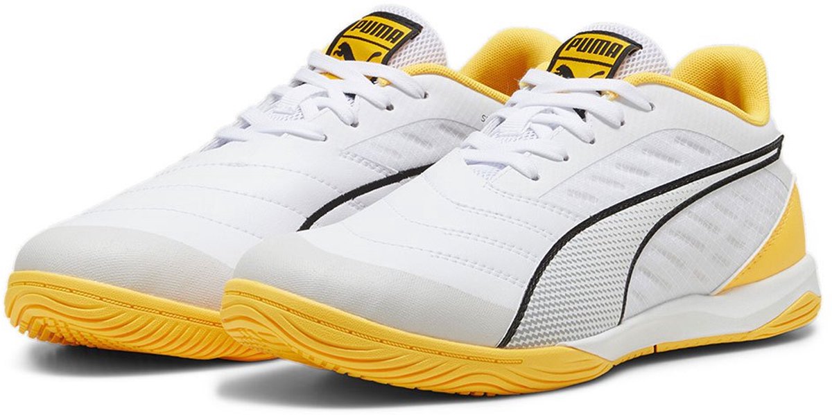 Witte Puma Ibero IV futsalschoenen voor mannen en vrouwen, met gele accenten en een synthetische leren bovenkant.