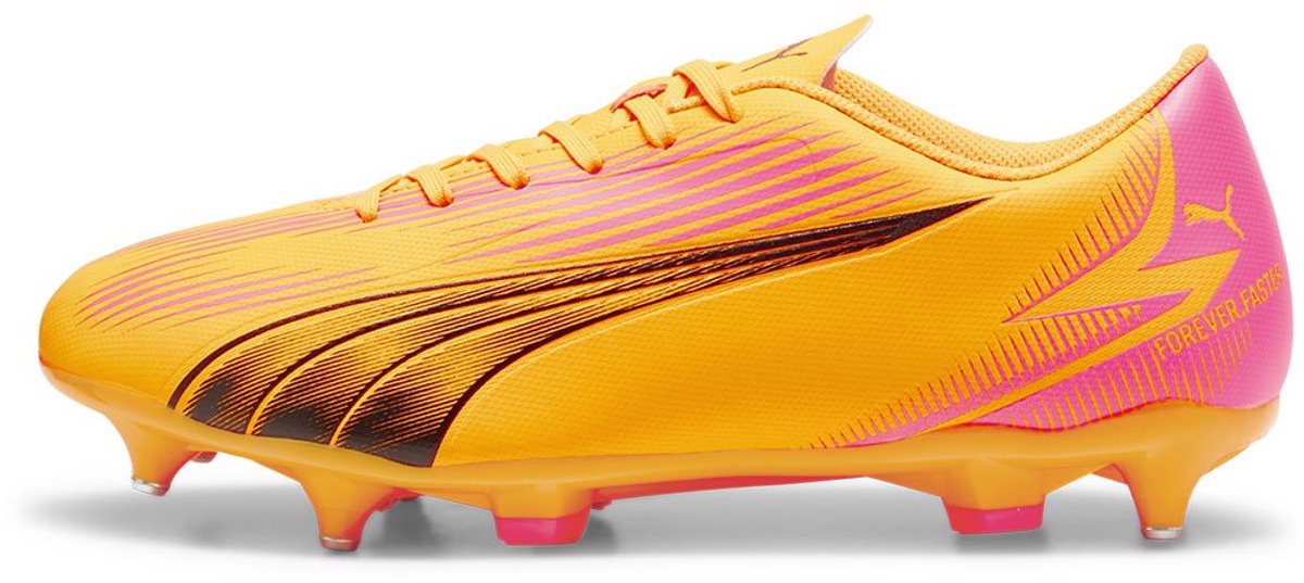 Puma Ultra Play MXSG voetbalschoenen in oranje met roze accenten, lichtgewicht synthetisch bovenwerk en reliëfdetails.