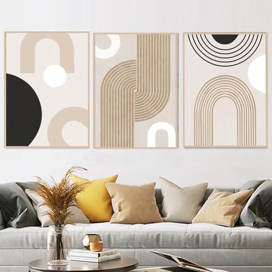 Set van drie abstracte kunstposters met beige, zandkleurige, zwarte en witte cirkels en bogen.