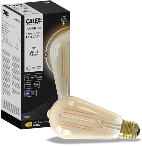 Calex Smart LED lamp met E27 fitting en gouden gloed, in verpakking met specificaties zoals WiFi en compatibiliteit met Google Assistant en Alexa.