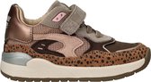 Zijaanzicht van bruine sneaker met panterprint, taupe en roze glitter accenten. Klittenbandsluiting.