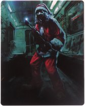 Een griezelige figuur in kerstmanpak met een dreigende fakkel staat in een verlaten metrocoupé.