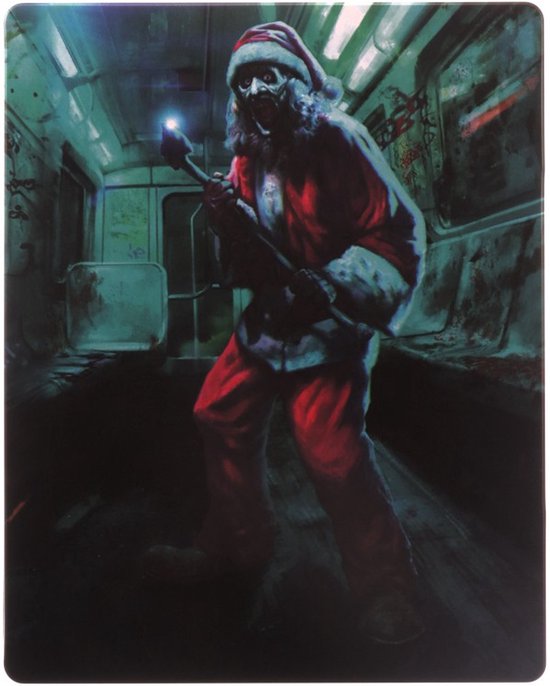 Een griezelige figuur in kerstmanpak met een dreigende fakkel staat in een verlaten metrocoupé.