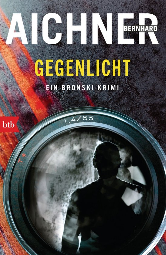 Boekomslag van 'Gegenlicht' van Bernhard Aichner. Een man silhouette in de lens van een camera. Met de tekst 'Gegenlicht' en 'Ein Bronski Krimi'.