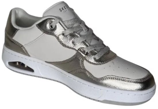 Schuin vooraanzicht van een witte sneaker met champagnekleurige leren accenten, veters en een witte zool met luchtdemping.