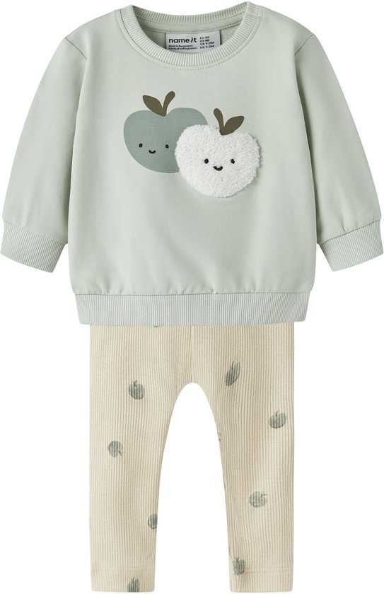 Sweatshirt vert pâle avec pommes brodées et legging crème à imprimé pomme.