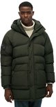 Groene lange gewatteerde parka met capuchon, gedragen door een man met coltrui.