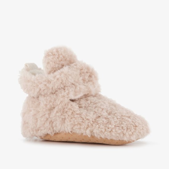Roze baby teddy pantoffel met opstaande rand, van de zijkant gezien.