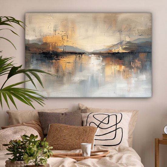 Abstract schilderij met gouden, beige, grijze en zwarte tinten, hangend boven een bed met kussens en planten.