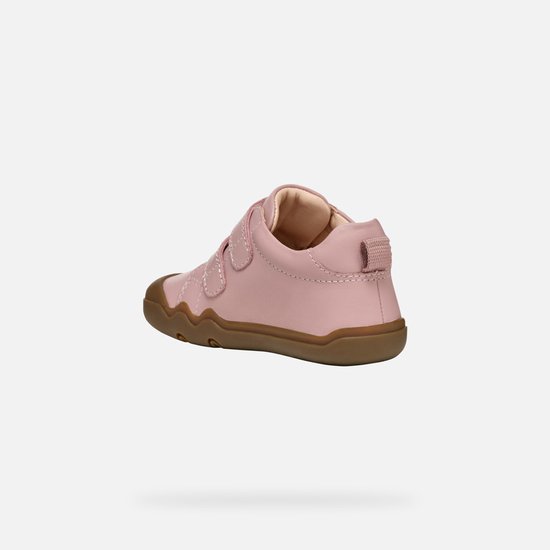 Roze sneaker met bruine zool, twee klittenbandsluitingen en lusje aan de achterkant.