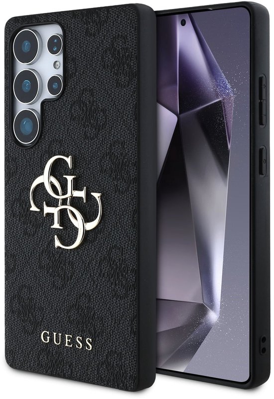 Coque Guess noire avec imprimé logo GG intégral et logo Guess métallique doré, autour d'un téléphone avec fond abstrait.