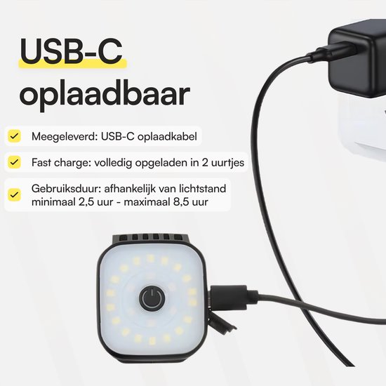 GearGlow LED lampje opgeladen met USB-C kabel aan adapter. Lampje is vierkant met 18 witte LED's.