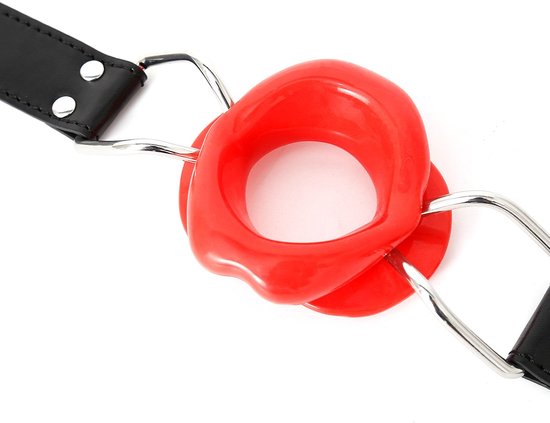 Detail van rode lipvormige bal met metalen ringen, verbonden met zwarte leren band.