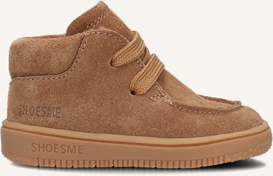 Bruine suède Shoesme sneaker met veters en logo op de zool.
