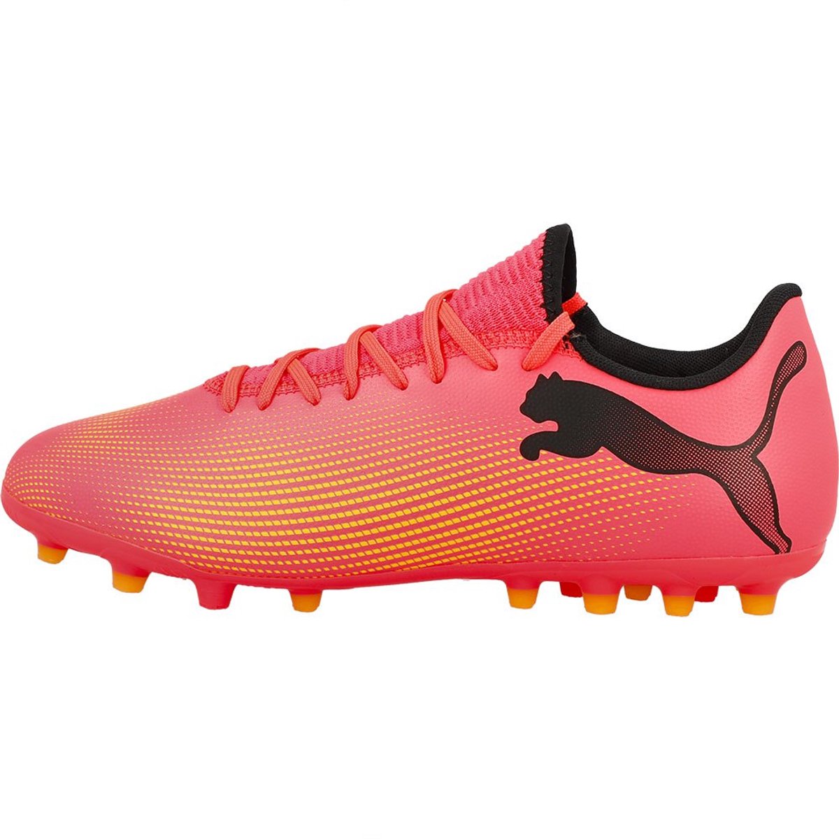 Puma Future 7 Play Mg voetbalschoenen in oranje, met lichtgewicht synthetisch bovenwerk en rekbare kraag voor ondersteuning.