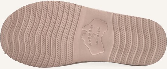 Onderkant van een roze pantoffel met golvend profiel en Warmbat Australia logo.