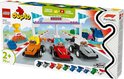 Boîte du set LEGO Duplo F1 Team Race Cars & Drivers avec des voitures et un arche de départ/arrivée.