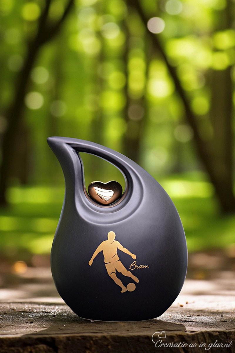 Urn keramiek – voetbal - keramische urn zwart matte traanvorm 2,2 liter – met goud hartje en afbeelding voetballer met naam in goud sign folie