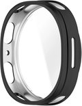 Zwarte beschermhoes voor een smartwatch met een zilverkleurige binnenkant.