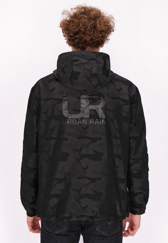 Achteraanzicht van de zwarte camouflage jas met capuchon, met een groot ton-sur-ton 'UR URBAN RAIN' logo op de rug.