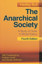 Boek 'The Anarchical Society' door Hedley Bull. Op de oranje kaft staat 'A Study of Order in World Politics' en 'Fourth Edition'.