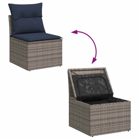 Grijze stoel van polyrotan met opbergruimte en donkerblauw kussen.