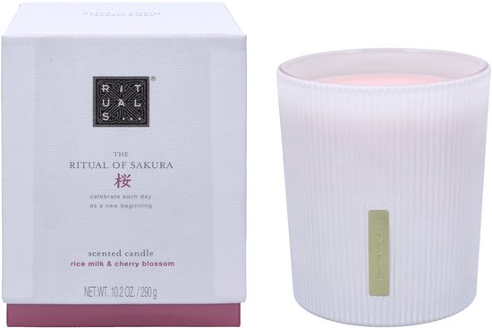 Witte verpakking en roze geurkaars van The Ritual of Sakura.