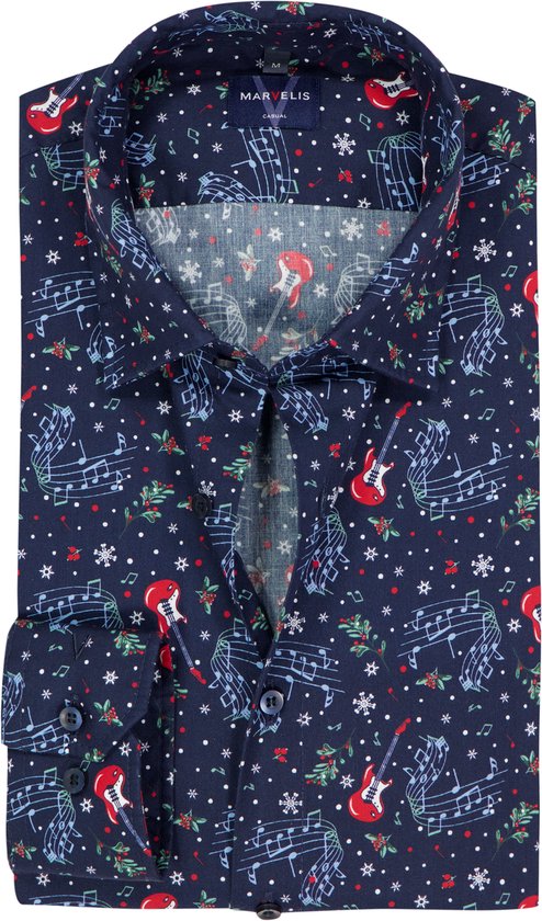 Donkerblauw Marvelis casual overhemd met een kerstprint van muzieknoten, gitaren, hulst en sneeuwvlokken.