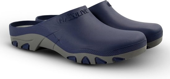 Paar blauwe Natulive klompen met grijze zolen, op een witte achtergrond.