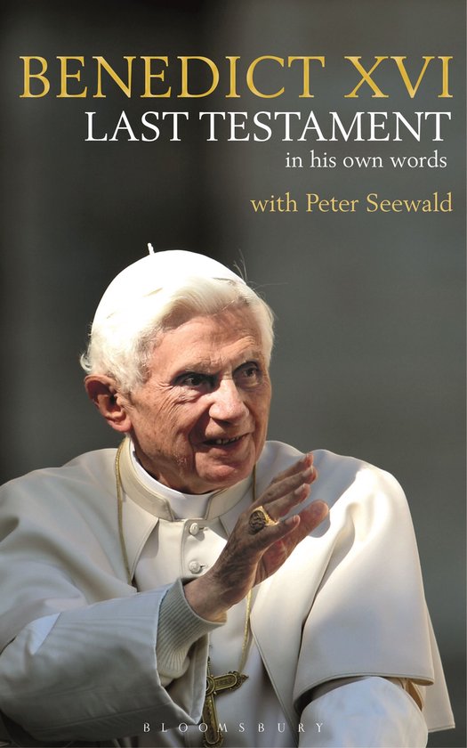 De voorkant van het boek 'Benedictus XVI, Last Testament in zijn eigen woorden met Peter Seewald' toont Paus Benedictus XVI in een witte pauselijke outfit.
