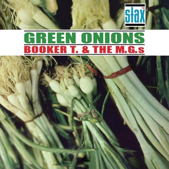 Een close-up van bundels verse lente-uitjes, gebonden met rode en groene linten. Het album "Green Onions" van Booker T. & The M.G.'s is erop gedrukt.