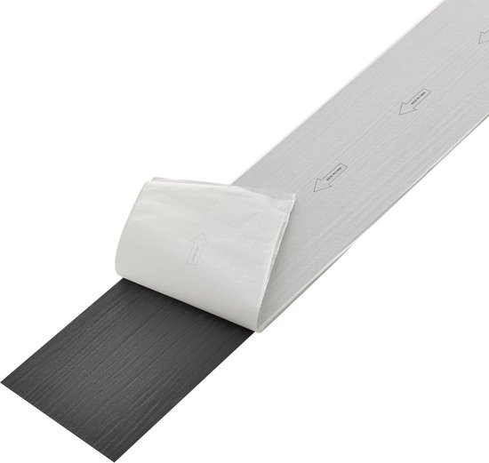 Een rol met de achterkant van de zelfklevende PVC vloerplank, met een papieren beschermlaag en pijlen erop.