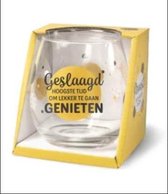 Wijnglas - Waterglas - Geslaagd hoogste tijd om lekker te gaan genieten - Gevuld met toffeemix - In cadeauverpakking met gekleurd lint