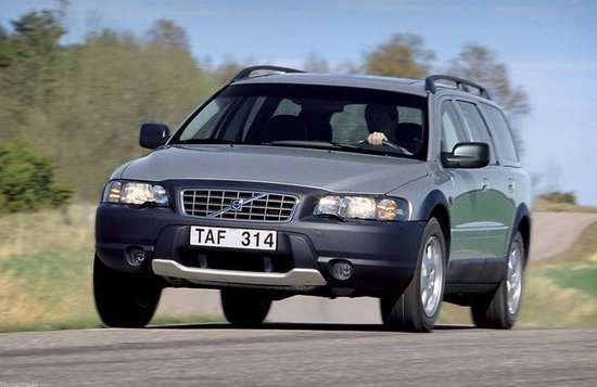 Grijze Volvo V70 Cross Country met nummerbord TAF 314 rijdend op de weg.