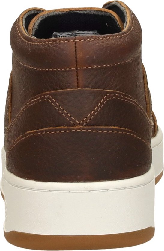 Achterkant bruine leren mid-top sneaker met witte zool en bruine zool.
