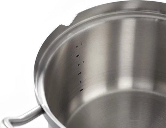 Binnenzijde van een roestvrijstalen kookpan met maatstreepjes voor 1, 2 en 3 liter.