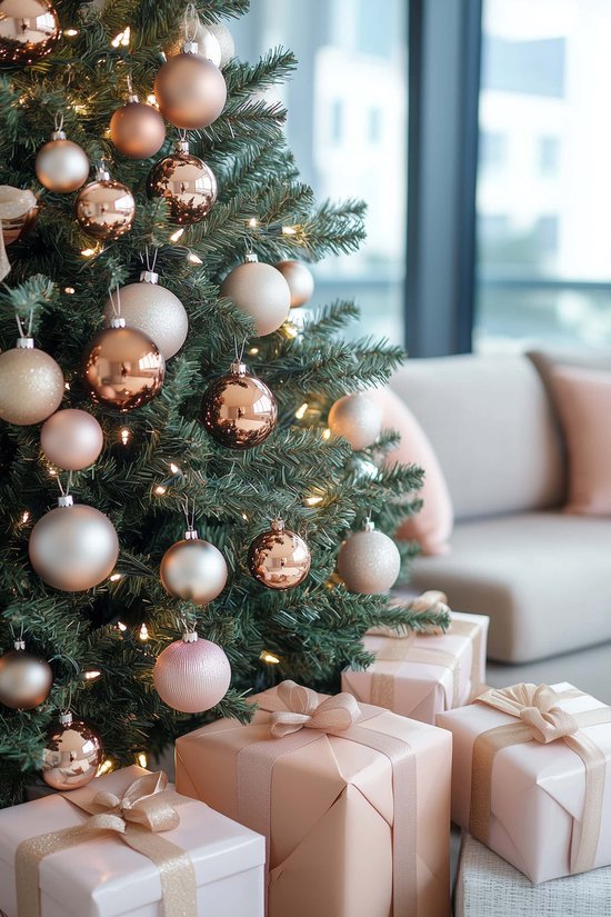 Schattige Tekenfilm Met Grote Ogen In Een Kersthoed Met Een Kerstbal Kerst , Kerstmis En Nieuw Jaar Op Inscriptie De Winter Komt Vrolijk Image193217224
