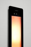 Detail van een ingebouwde Sunshower met zwart frame, oranje verlichting en bedieningspaneel bovenop.