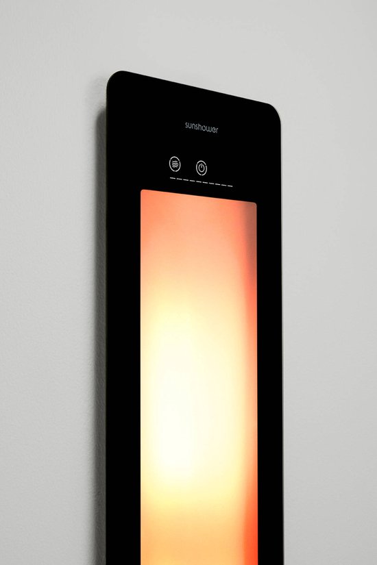 Detail van een ingebouwde Sunshower met zwart frame, oranje verlichting en bedieningspaneel bovenop.