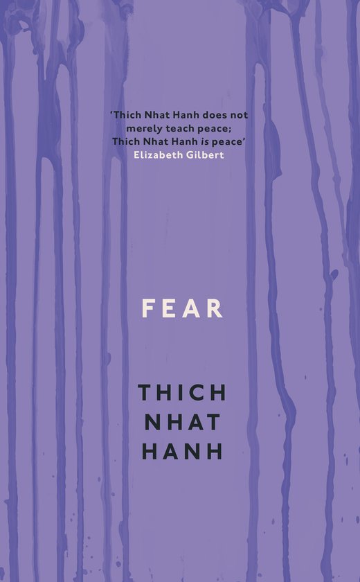Lila kaft met paarse druipende verfspatten. Titel 'FEAR' in witte letters, gevolgd door 'THICH NHAT HANH'. Elizabeth Gilbert citaat bovenaan.
