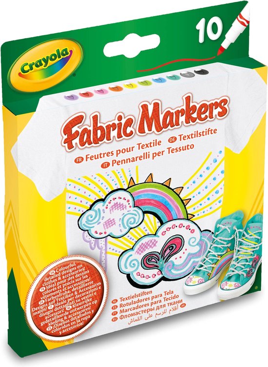 Emballage Crayola Fabric Markers avec un t-shirt et des chaussures peints avec des nuages et un arc-en-ciel.