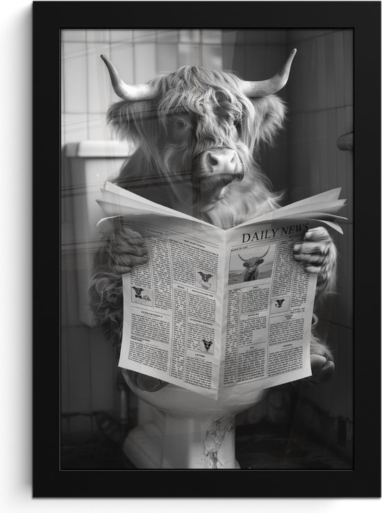 Poster in lijst - Fotolijst 20x30 cm - Posters - Schotse hooglander - Koe - Krant - WC - Zwart wit - Posterlijst zwart - Wanddecoratie badkamer - Muurdecoratie WC - Decoratieve accessoires - Toilet muur decoratie